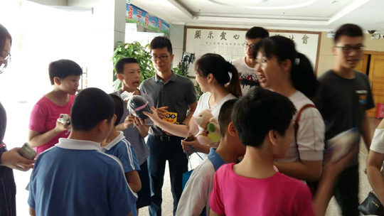 華夏愛心大使為福利院兒童派發小禮物540.jpg